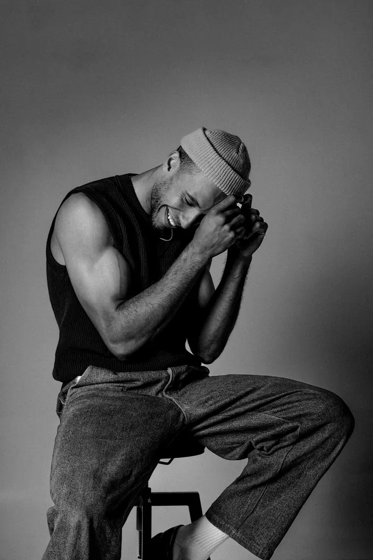 Adil Cafasso — pose studio